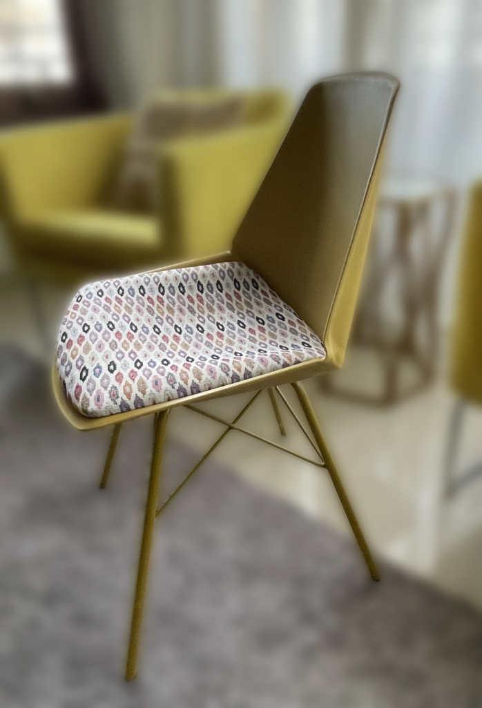 silla amarilla